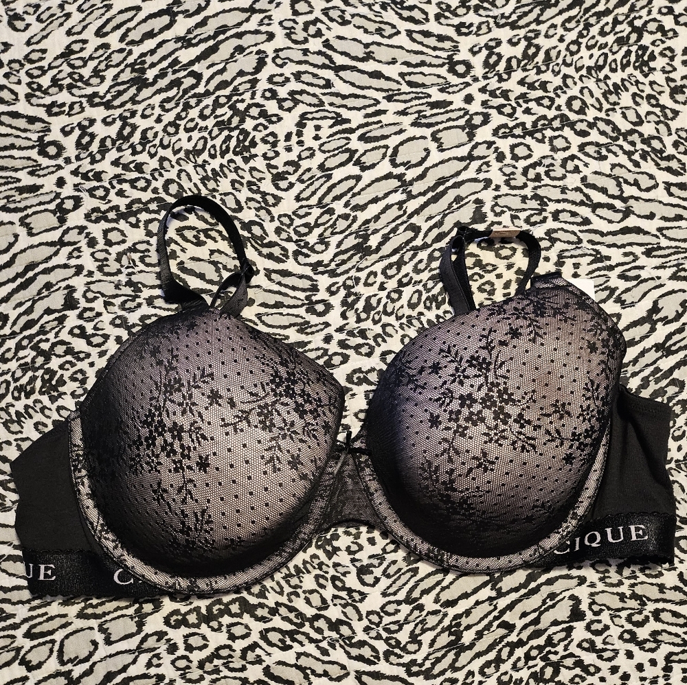 Cacique Black Floral Lace Bra. Lightly Lined T-shirt Bra.